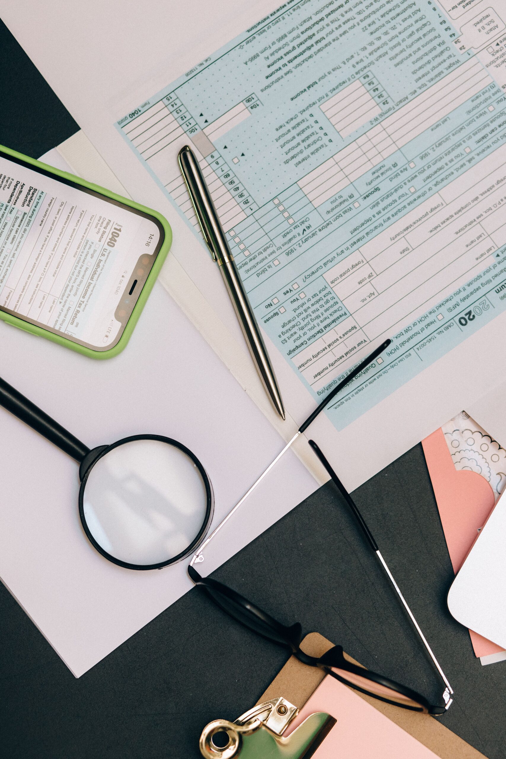 Espacio de trabajo con documentos y móvil para gestionar el Kit Digital