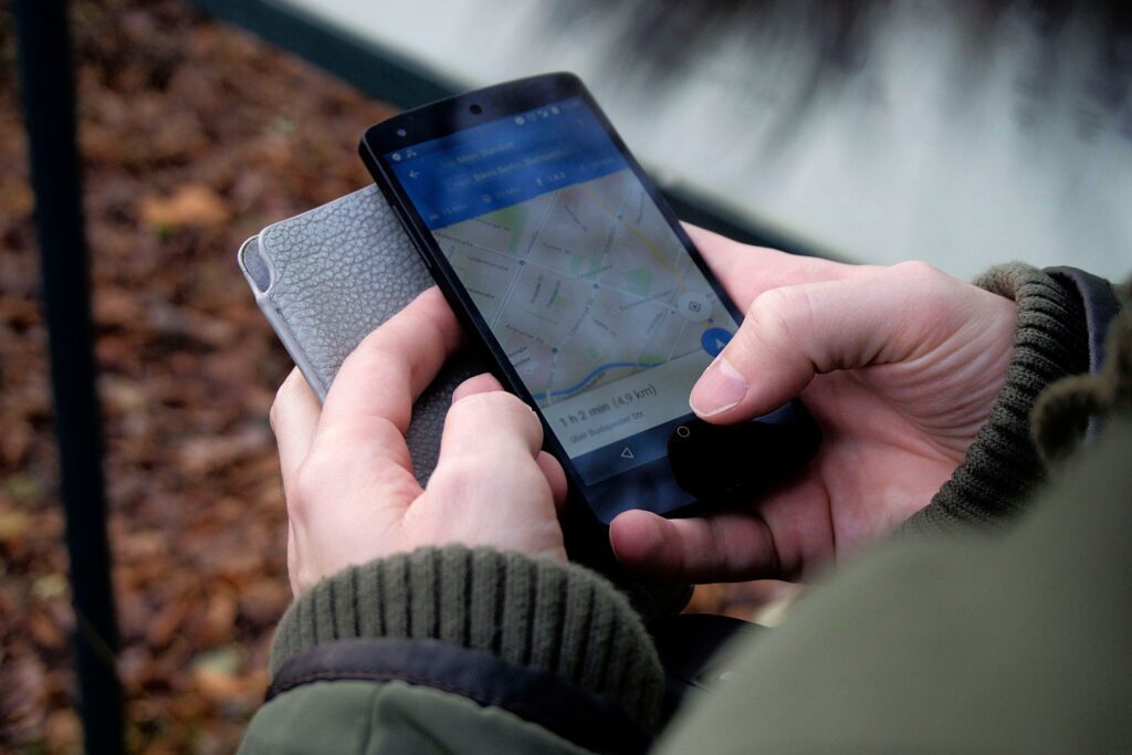 Persona usando Google Maps en el movil para buscar un negocio local