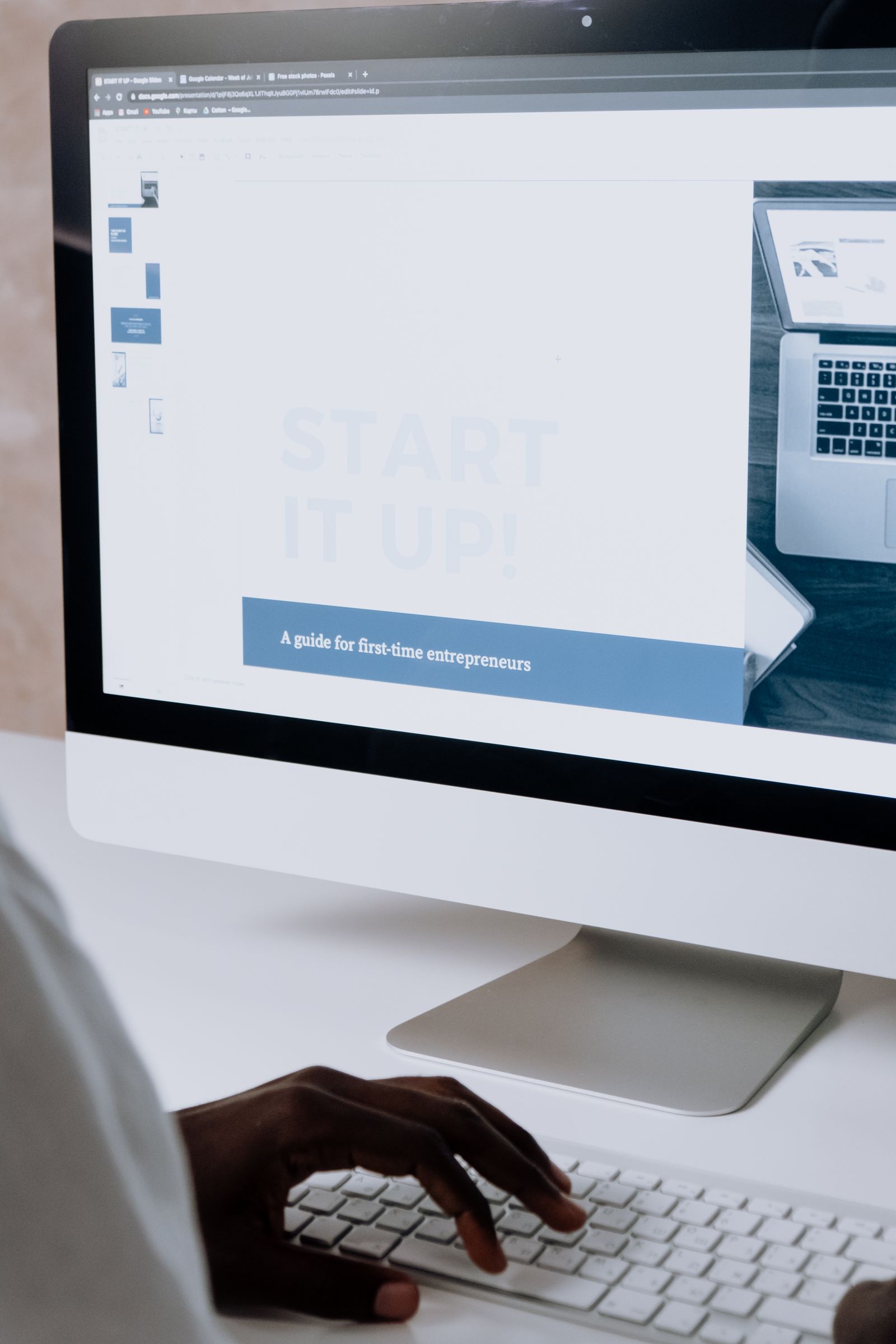 Persona trabajando en el diseño de una web para pyme
