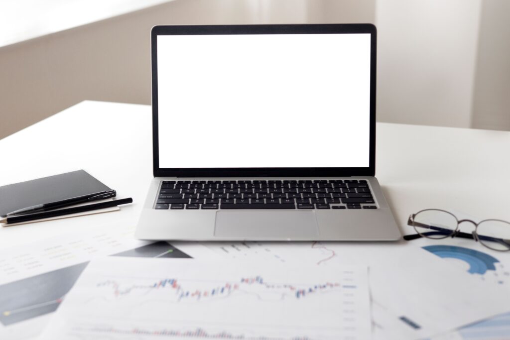 Pyme revisando marketing digital en portatil