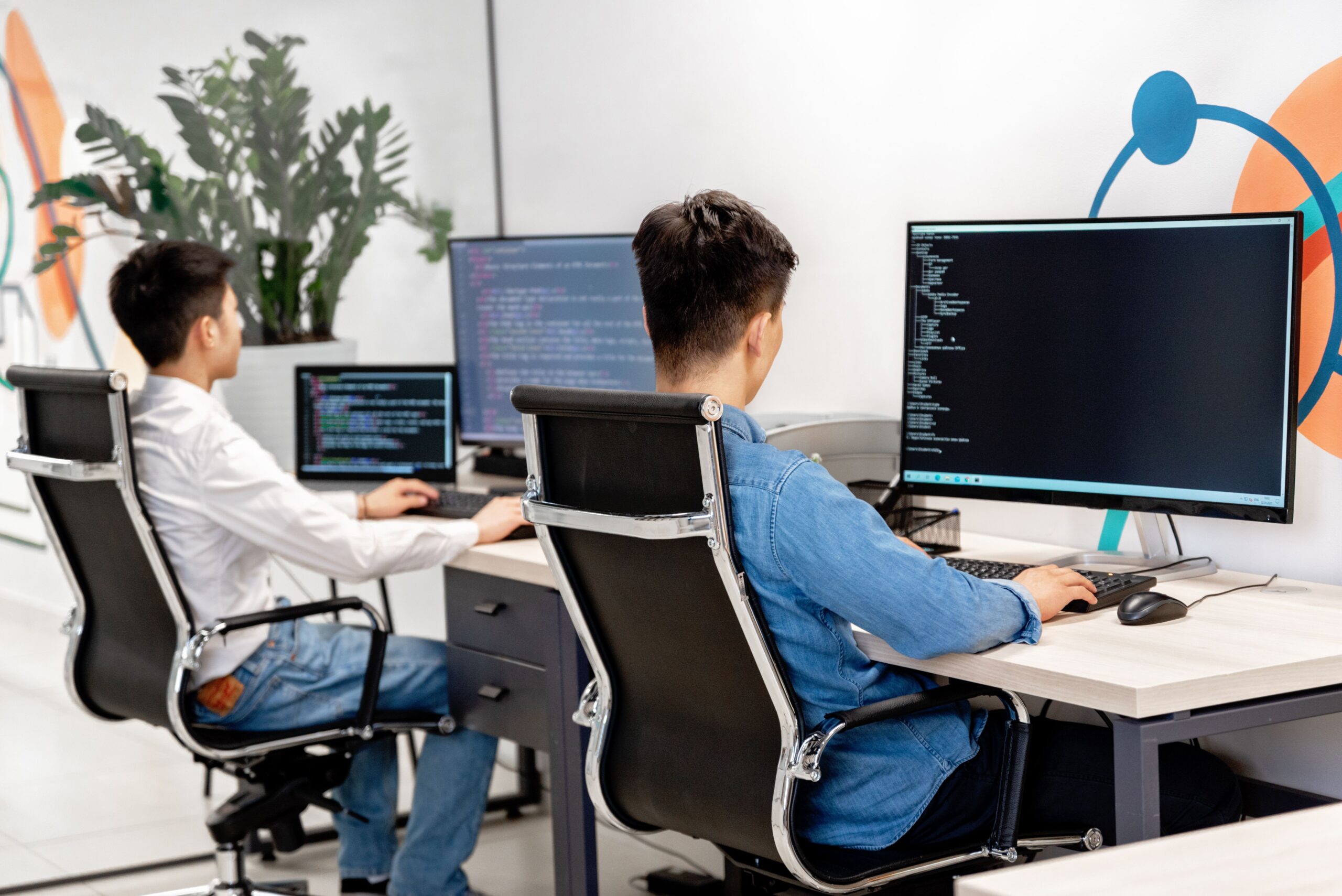 Dos desarrolladores trabajando en una agencia web
