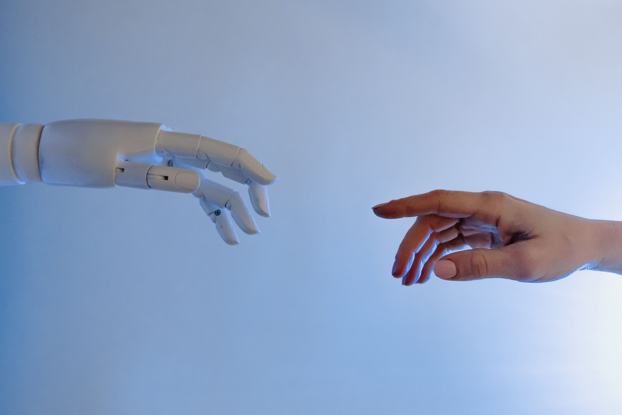 Persona colaborando con inteligencia artificial en tareas de negocio