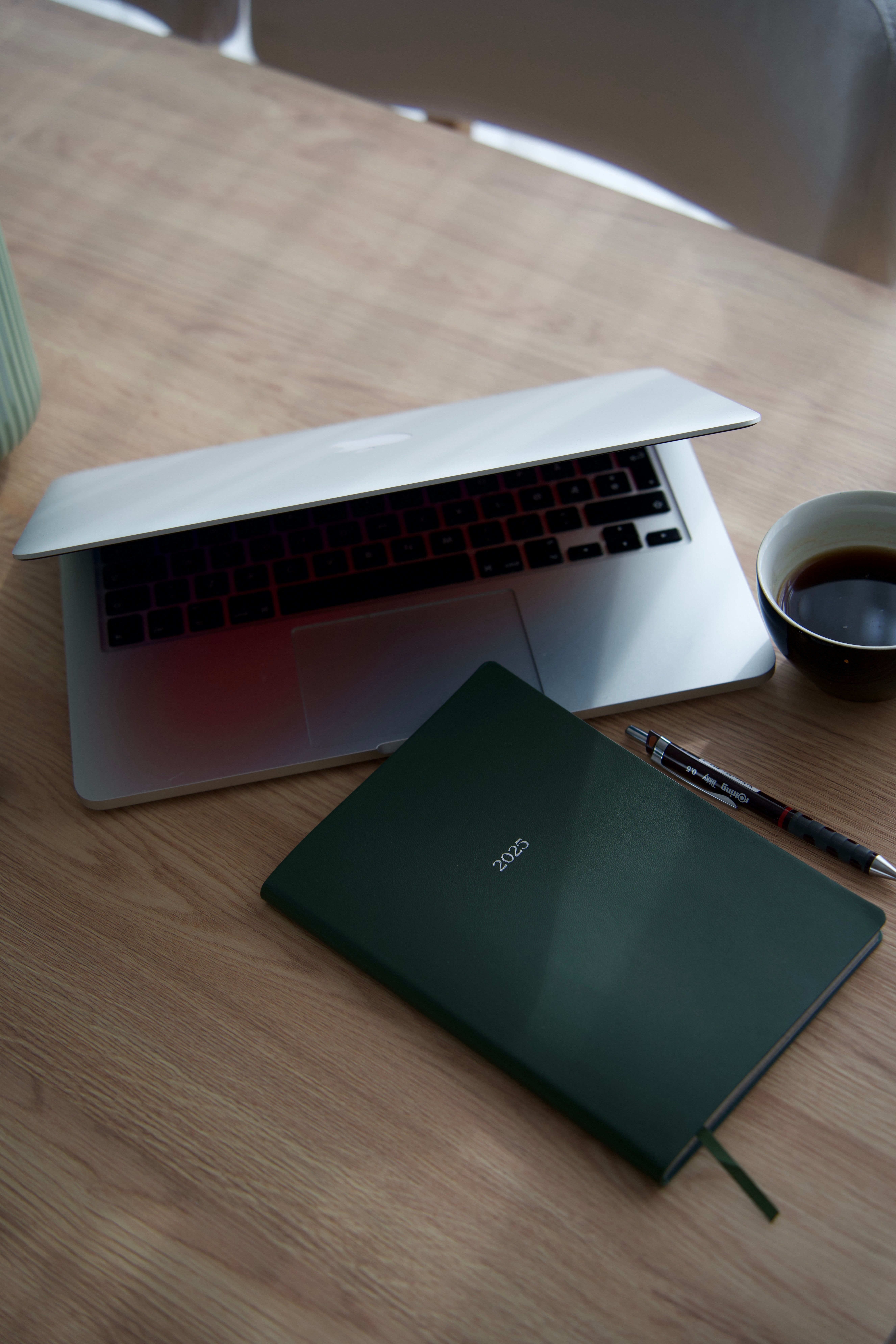 Escritorio minimalista con portátil y planificador para organizar el cambio de agencia web