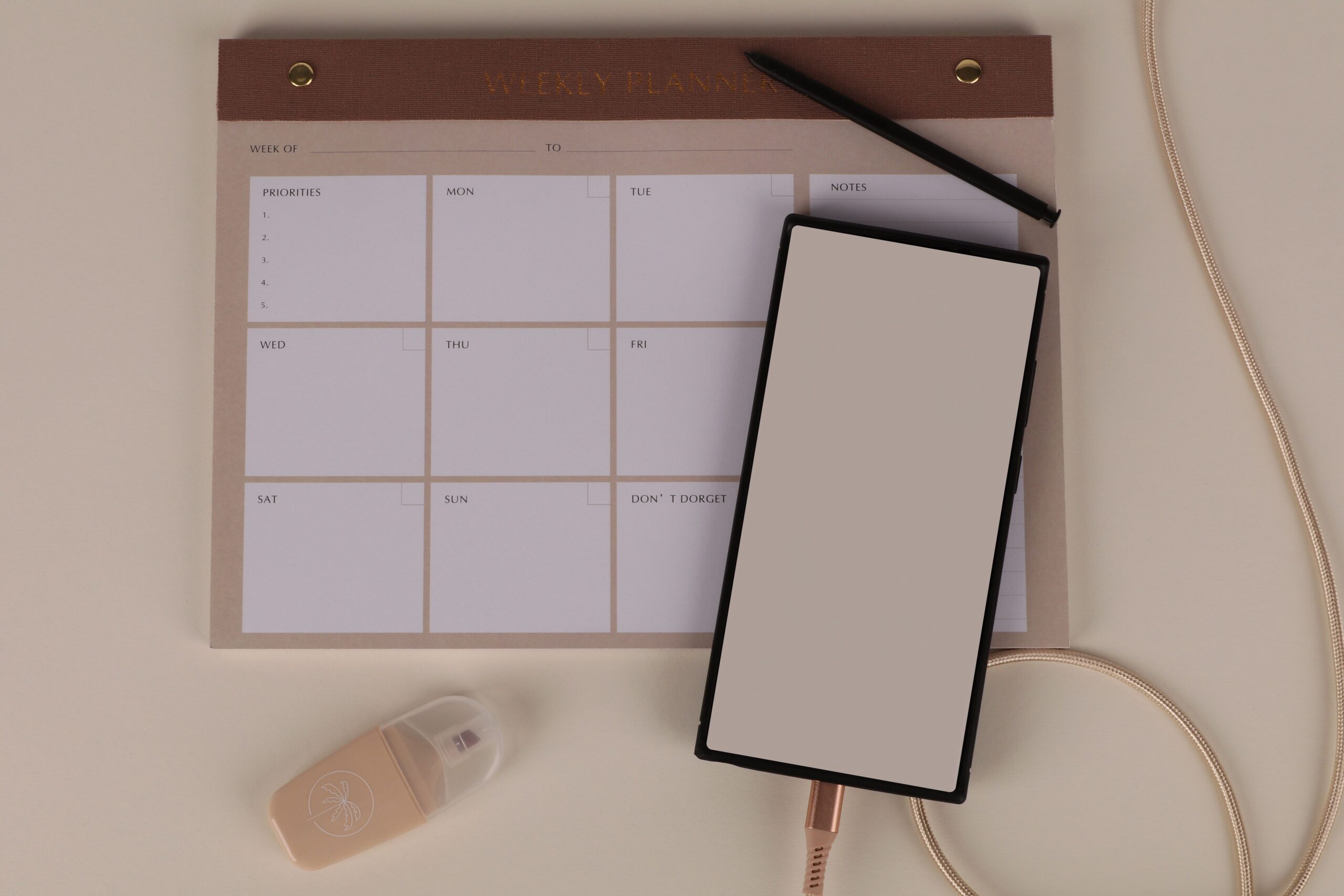 Escritorio con agenda y móvil, gestión de citas online para una clínica