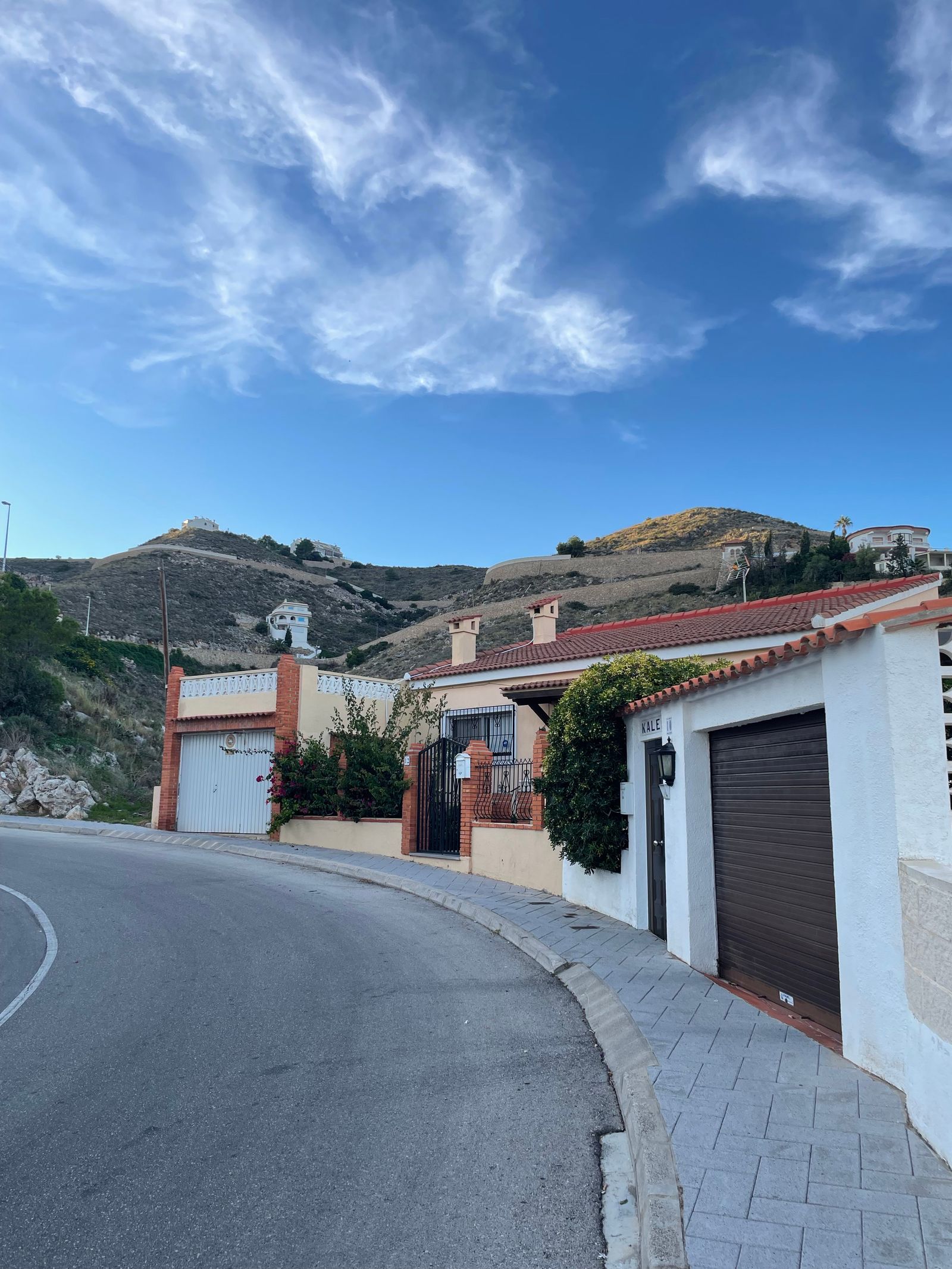Calle residencial mediterránea con viviendas, imagen para diseño web de inmobiliarias en Gran Canaria