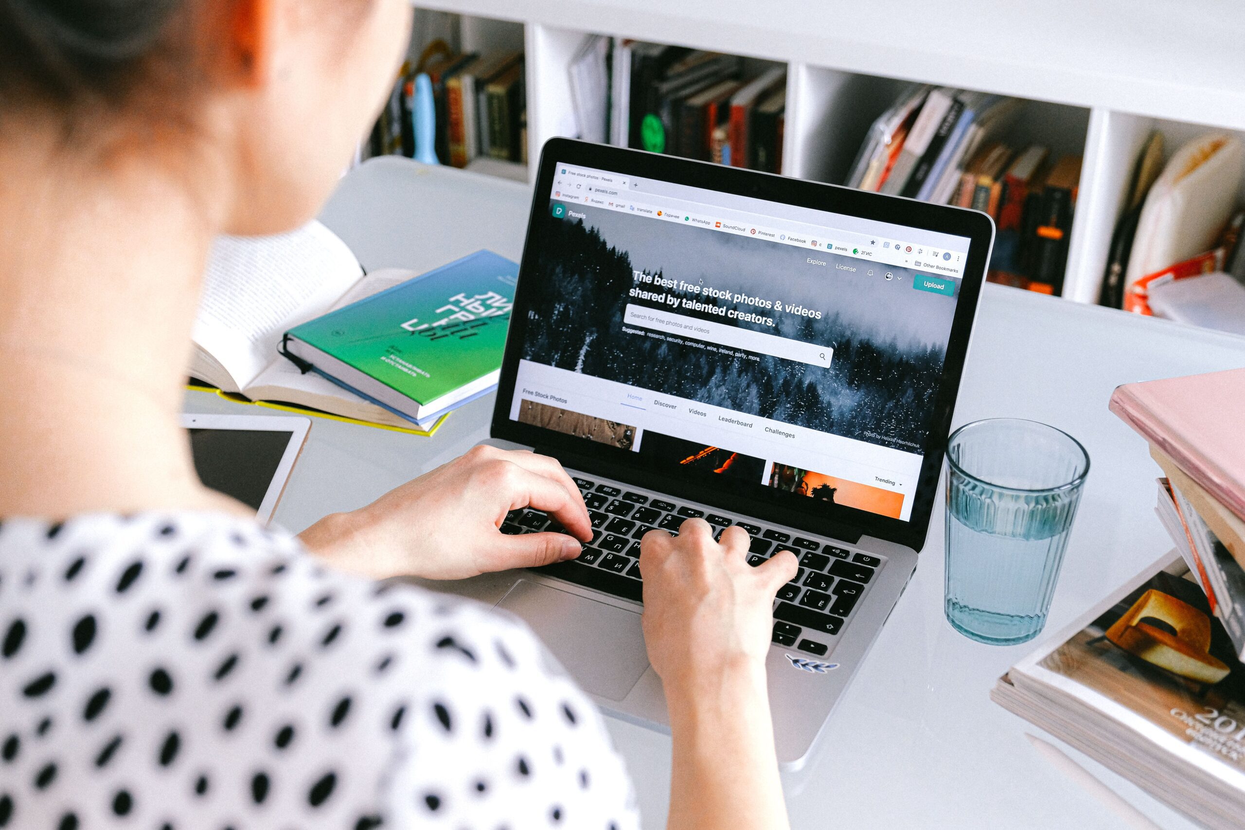 Reservando alojamiento online desde el portatil