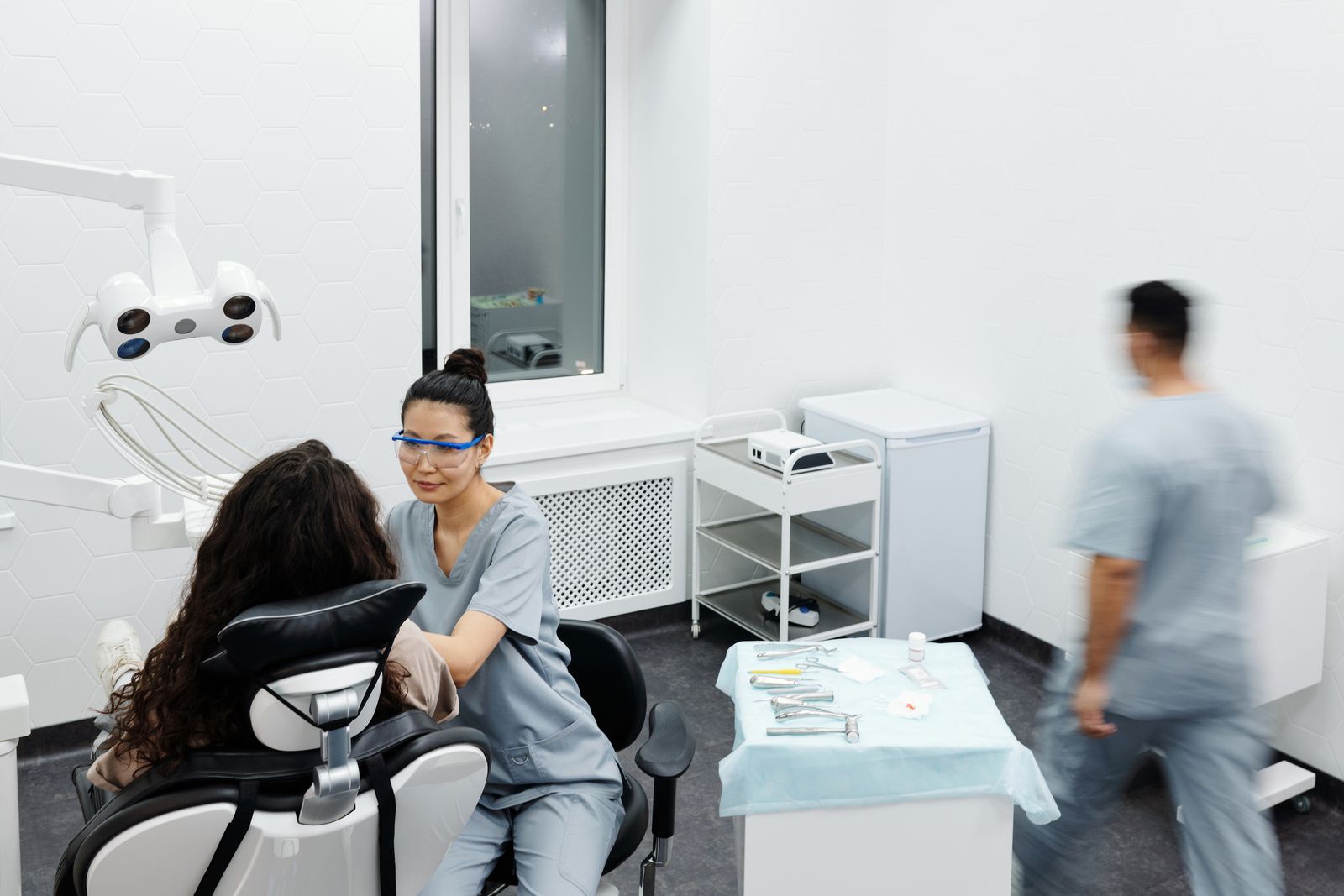Dentista atendiendo a una paciente en una clínica dental de Gran Canaria
