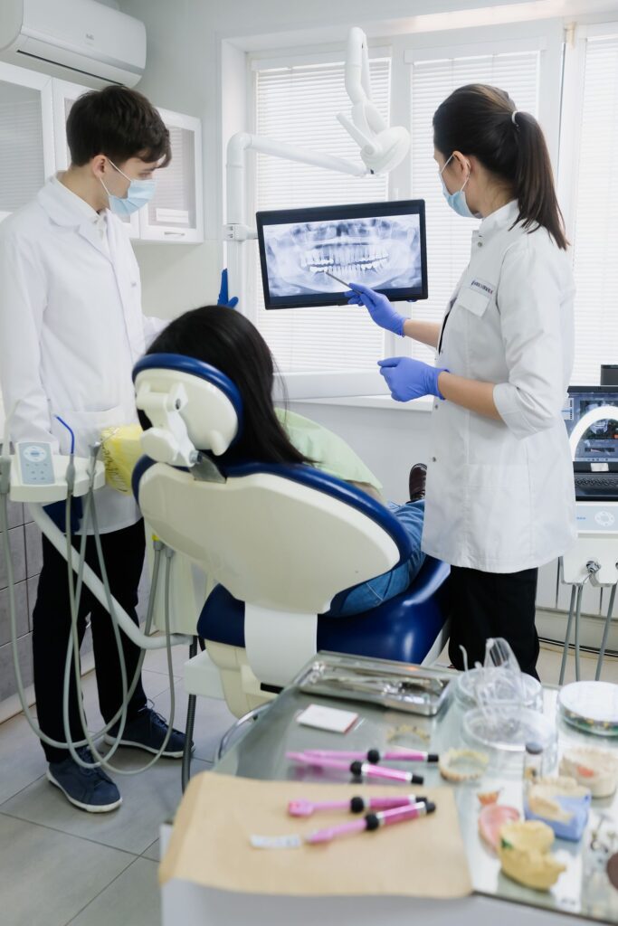 Dentistas revisando una radiografía dental con un paciente en una clínica de Gran Canaria