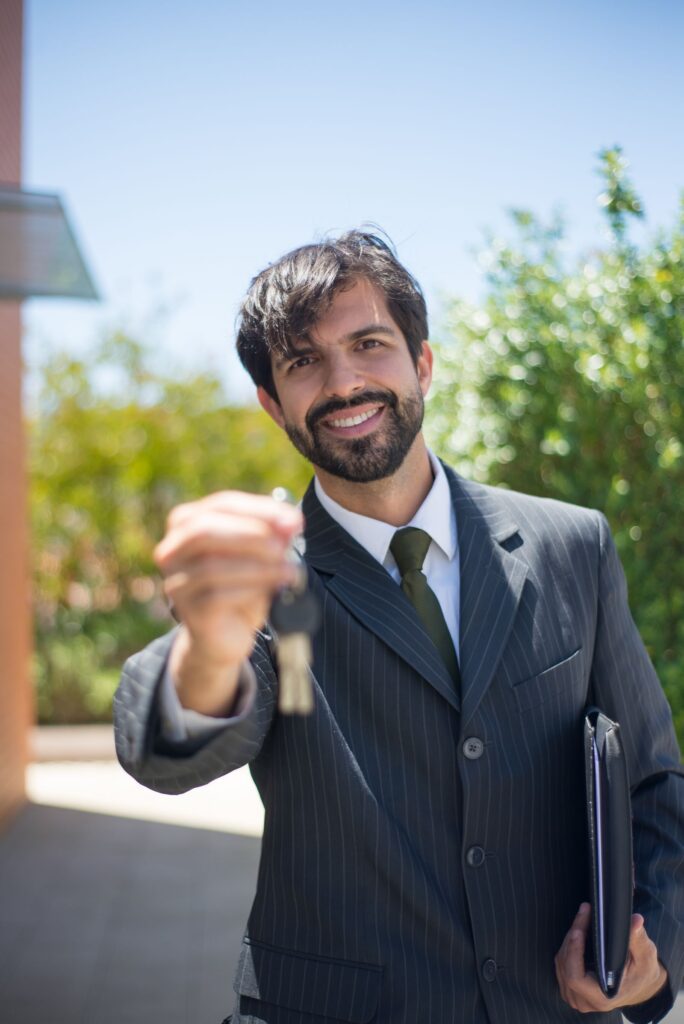 Agente inmobiliario entregando las llaves de una vivienda a un cliente en Gran Canaria