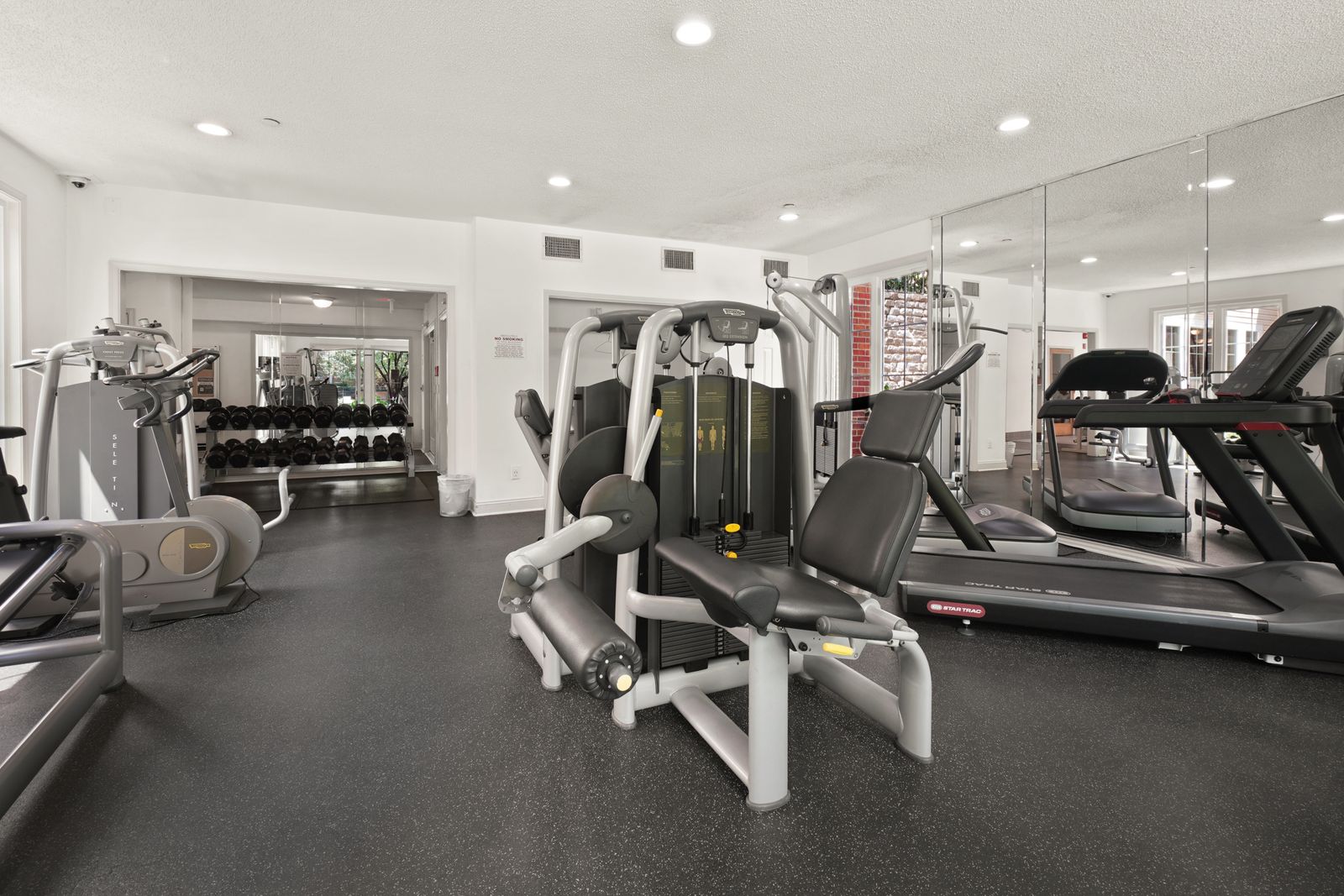 Sala de musculación de un gimnasio con máquinas y cintas de correr